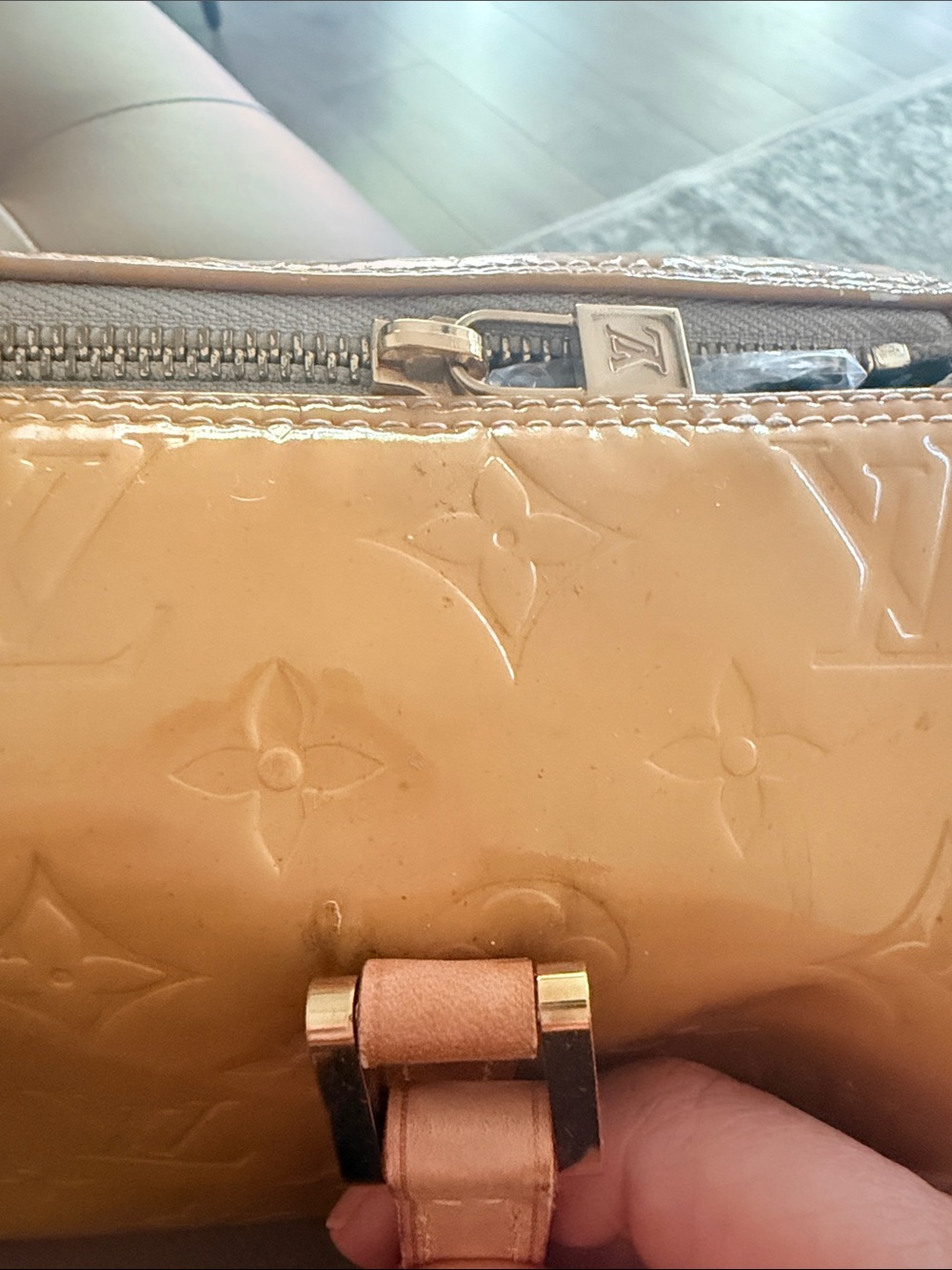 Authentic LOUIS VUITTON Bedford Beige Vernis Leather Hand B… - Picture 6 of 17